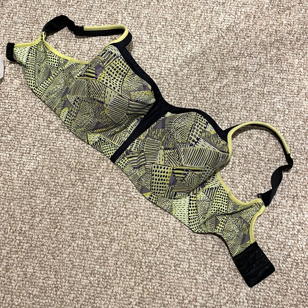Like New, Le Mystere 36G Sports Bra!